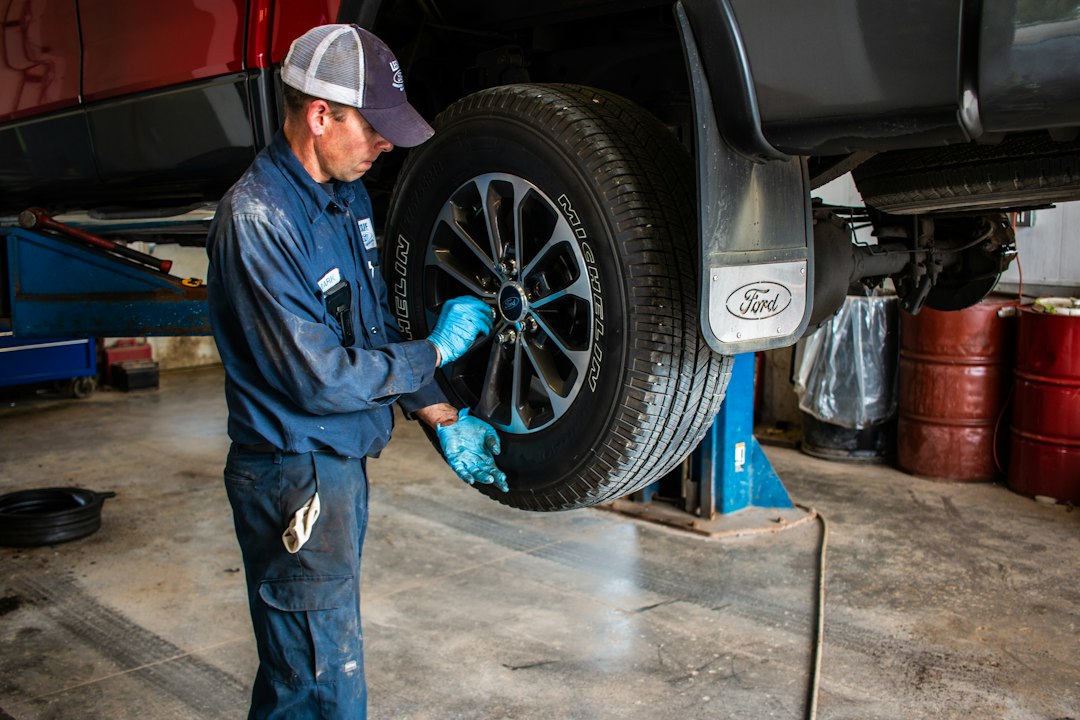 Técnico realizando mantenimiento a un vehículo